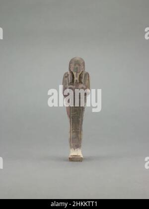 Kunst inspiriert von Shabti, Ägyptisch, späte Periode, 664-332 v. Chr., 664-332 v. Chr., Fayence, Al-Fayyum governate, Ägypten, Afrika, Familiengrab von Djedbastetioufankh, Skulptur, 5 1/8 x 1 1/2 x 7/8 Zoll (13 x 3,8 x 2,2 cm, Classic Works modernisiert von Artotop mit einem Schuss Modernität. Formen, Farbe und Wert, auffällige visuelle Wirkung auf Kunst. Emotionen durch Freiheit von Kunstwerken auf zeitgemäße Weise. Eine zeitlose Botschaft, die eine wild kreative neue Richtung verfolgt. Künstler, die sich dem digitalen Medium zuwenden und die Artotop NFT erschaffen Stockfoto