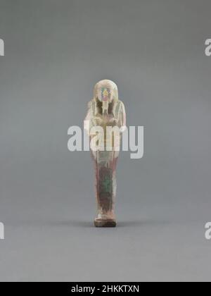 Kunst inspiriert von Shabti, Ägyptisch, späte Periode, 664-332 v. Chr., 664-332 v. Chr., Fayence, Ägypten, Afrika, Skulptur, 5 1/4 x 1 1/2 x 1 Zoll (13,3 x 3,8 x 2,5 cm, Classic Works modernisiert von Artotop mit einem Schuss Modernität. Formen, Farbe und Wert, auffällige visuelle Wirkung auf Kunst. Emotionen durch Freiheit von Kunstwerken auf zeitgemäße Weise. Eine zeitlose Botschaft, die eine wild kreative neue Richtung verfolgt. Künstler, die sich dem digitalen Medium zuwenden und die Artotop NFT erschaffen Stockfoto