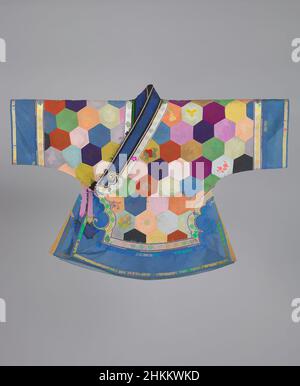 Kunst inspiriert von Han Chinese Boy's Robe ('One Hundred households' Robe) mit Patchwork Design, Chinesisch, Qing-Dynastie, 1644-1911, Guangxu-Zeit, 1875-1908, Ende 19th. Jahrhundert, Seide bestickt mit Seide und Metallfäden, China, Asien, Kostüm & Kleidung, Textilien, Zurück: 27 5/8 Zoll (70., Classic Works modernisiert von Artotop mit einem Schuss Moderne. Formen, Farbe und Wert, auffällige visuelle Wirkung auf Kunst. Emotionen durch Freiheit von Kunstwerken auf zeitgemäße Weise. Eine zeitlose Botschaft, die eine wild kreative neue Richtung verfolgt. Künstler, die sich dem digitalen Medium zuwenden und die Artotop NFT erschaffen Stockfoto