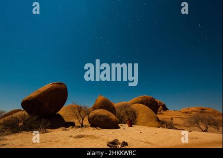 Nachtaufnahme in der namibischen Wüste, die die Sterne zeigt, die herauskommen. Stockfoto