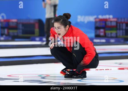 Peking, China. 5th. Februar 2022. Fan Suyuan aus China tritt während des Curling-Mixed-Double-Round-Robin-Events der Olympischen Winterspiele 2022 in Peking zwischen China und den Vereinigten Staaten im National Aquatics Center in Peking, der Hauptstadt von China, am 5. Februar 2022 an. Quelle: Wang Jingqiang/Xinhua/Alamy Live News Stockfoto