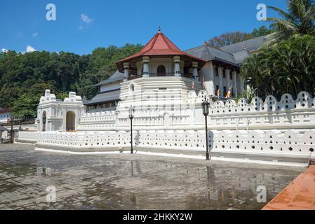 Blick auf den alten königlichen Palast und den Tempel der Heiligen Zahnreliquie an einem sonnigen Tag. Kandy, Sri Lanka Stockfoto