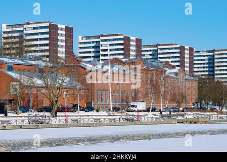 TURKU, FINNLAND - 23. FEBRUAR 2018: Stadtdamm an einem sonnigen Februartag Stockfoto