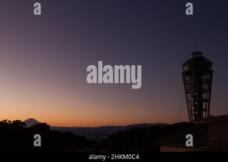 Enoshima Leuchtturm, bekannt als die Meereskerze bei Sonnenuntergang mit dem Berg Fuji am Horizont. Enoshima Island, Kanagawa, Japan. Stockfoto