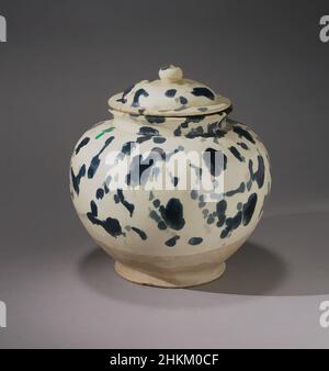 Kunst inspiriert von Covered Jar, Chinesisch, Tang-Dynastie, 618-907, 8th Jahrhundert, Steingut mit weißem Slip und blauer Glasur, China, Asien, Keramik, Behälter, 8 7/8 x 8 1/8 Zoll (22,5 x 20,6 cm, Classic Works modernisiert von Artotop mit einem Schuss Modernität. Formen, Farbe und Wert, auffällige visuelle Wirkung auf Kunst. Emotionen durch Freiheit von Kunstwerken auf zeitgemäße Weise. Eine zeitlose Botschaft, die eine wild kreative neue Richtung verfolgt. Künstler, die sich dem digitalen Medium zuwenden und die Artotop NFT erschaffen Stockfoto