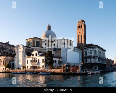 Venedig, Italien - Januar 6 2022: Kirche Chiesa San Geremia Apsis Außenansicht vom Canale Grande aus gesehen. Stockfoto