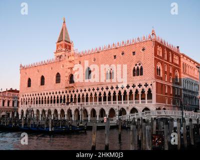 Dogenpalast oder Palazzo Ducale in Venedig, Italien, Außenfassade Stockfoto