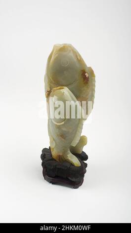 Kunst inspiriert von Doppelvase in Form von zwei Karpfen aus Wellen, Chinesisch, Ming-Dynastie, 1368-1644, 16th-Anfang 17th Jahrhundert, Jade (Nephrit), hergestellt in China, Asien, Behälter, jades, Vase: 6 3/4 Zoll x 3 Zoll (17,1 x 7,6 cm, Classic Works modernisiert von Artotop mit einem Schuss Modernität. Formen, Farbe und Wert, auffällige visuelle Wirkung auf Kunst. Emotionen durch Freiheit von Kunstwerken auf zeitgemäße Weise. Eine zeitlose Botschaft, die eine wild kreative neue Richtung verfolgt. Künstler, die sich dem digitalen Medium zuwenden und die Artotop NFT erschaffen Stockfoto