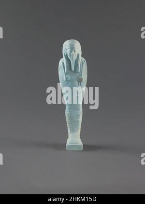 Kunst inspiriert von Shabti von Psamtik, ägyptisch, Dynastie 26 (Saite), 664-525 v. Chr., Spätperiode, 664-332 v. Chr., 664-332 v. Chr., Faience, Ägypten, Afrika, Skulptur, 1 3/8 x 6 3/4 x 2 Zoll (3,5 x 17,1 x 5,1 cm, Classic Works modernisiert von Artotop mit einem Schuss Modernität. Formen, Farbe und Wert, auffällige visuelle Wirkung auf Kunst. Emotionen durch Freiheit von Kunstwerken auf zeitgemäße Weise. Eine zeitlose Botschaft, die eine wild kreative neue Richtung verfolgt. Künstler, die sich dem digitalen Medium zuwenden und die Artotop NFT erschaffen Stockfoto