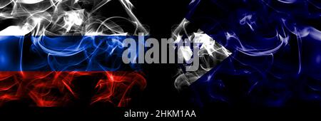 Russland, Russland gegen Israel, Marineflaggen. Rauchfahne nebeneinander platziert isoliert auf schwarzem Hintergrund. Stockfoto