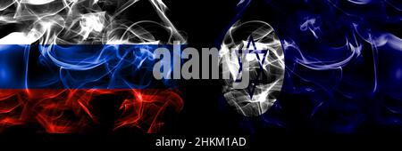 Russland, Russland vs. Israel, Zivilen Ensigns Flaggen. Rauchfahne nebeneinander platziert isoliert auf schwarzem Hintergrund. Stockfoto