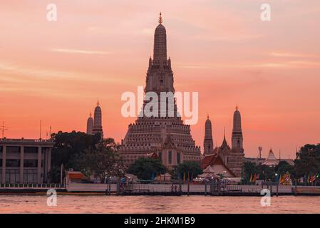 BANGKOK, THAILAND - 27. DEZEMBER 2018: Majestätischer Prang Buddhistischer Tempel des Wat Arun (Tempel der Morgenröte) gegen den Sonnenuntergang Stockfoto