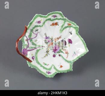 Kunst inspiriert von Leaf Dish (for Sweetmeats), Worcester Porcelain Factory, Worcester, England, gegründet 1751, c.1770, Glasiertes Porzellan mit Emaille, hergestellt in Worcester, England, Europa, Keramik, 9 x 7 7/8 Zoll (22,9 x 20 cm, Classic Works modernisiert von Artotop mit einem Schuss Modernität. Formen, Farbe und Wert, auffällige visuelle Wirkung auf Kunst. Emotionen durch Freiheit von Kunstwerken auf zeitgemäße Weise. Eine zeitlose Botschaft, die eine wild kreative neue Richtung verfolgt. Künstler, die sich dem digitalen Medium zuwenden und die Artotop NFT erschaffen Stockfoto