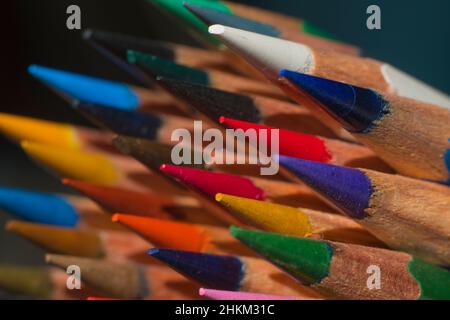 Scharf geschärfte Buntstifte Stockfoto