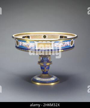 Kunst inspiriert von Coupe de Cybèle, Alexandre-Paul Avisse, Französisch, aktiv 1848-1884, Porzellanfabrik Sèvres, Frankreich, gegründet 1756, 1879, Glasiertes Porzellan mit Emaille und Vergoldung, hergestellt in Sèvres, Frankreich, Europa, Keramik, 10 1/8 x 14 1/4 Zoll (25,7 x 36,2 cm, Classic Works modernisiert von Artotop mit einem Schuss Modernität. Formen, Farbe und Wert, auffällige visuelle Wirkung auf Kunst. Emotionen durch Freiheit von Kunstwerken auf zeitgemäße Weise. Eine zeitlose Botschaft, die eine wild kreative neue Richtung verfolgt. Künstler, die sich dem digitalen Medium zuwenden und die Artotop NFT erschaffen Stockfoto