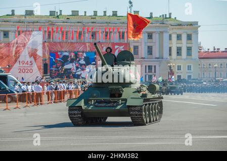 SANKT PETERSBURG, RUSSLAND - 24. JUNI 2020: Sowjetischer Panzer T-34-85 bei der Generalprobe der Militärparade zu Ehren des Siegestages Stockfoto