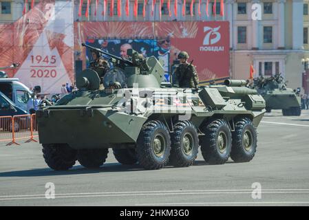 SANKT PETERSBURG, RUSSLAND - 24. JUNI 2020: Nahaufnahme des russischen Panzerträgers BTR-82A. Generalprobe der Militärparade zu Ehren des Sieges Stockfoto