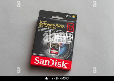 Die neue SanDisk Extreme pro SDHC 64GB-Speicherkarte für Foto- und Videoaufnahmegeräte. Die Box mit der Speicherkarte vor grauem Hintergrund. Ukrai Stockfoto