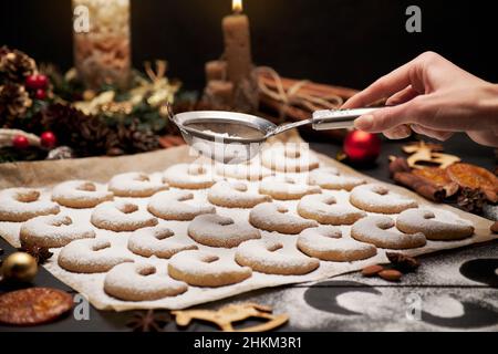 Traditionelle deutsche oder österreichische Vanillekipferl Vanille kipferl Kekse auf Holztisch Stockfoto