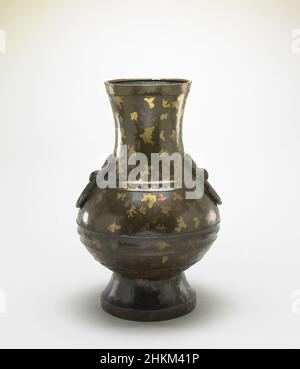 Kunst inspiriert von Vase in Form eines archaischen Weingefäßes mit Ringgriffen, Chinesisch, Qing-Dynastie, 1644-1911, Kangxi-Periode, 1662-1722, durch Qianlong-Periode, 1736-1795, 18th Jahrhundert, Bronze mit Vergoldung, China, Asien, Container, Metallverarbeitung, 21 3/4 x 12 Zoll (55,2 x 30,5 cm, Classic Works modernisiert von Artotop mit einem Schuss Modernität. Formen, Farbe und Wert, auffällige visuelle Wirkung auf Kunst. Emotionen durch Freiheit von Kunstwerken auf zeitgemäße Weise. Eine zeitlose Botschaft, die eine wild kreative neue Richtung verfolgt. Künstler, die sich dem digitalen Medium zuwenden und die Artotop NFT erschaffen Stockfoto