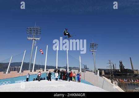 Peking, China. 5th. Februar 2022. GU ailing of China nimmt am Freeski Big Air Training bei Big Air Shougang in Peking, der Hauptstadt Chinas, Teil, 5. Februar 2022. Quelle: Huang Zongzhi/Xinhua/Alamy Live News Stockfoto