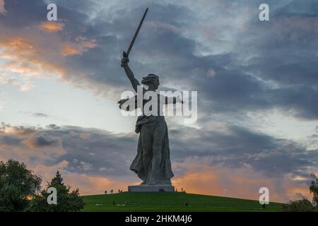 WOLGOGRAD, RUSSLAND - 19. SEPTEMBER 2021: Skulptur 'das Vaterland ruft!' Vor dem Hintergrund eines düsteren Sonnenuntergangshimmels. Memorial Complex „Mamaev Kurg Stockfoto