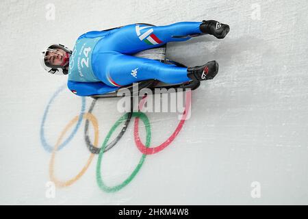 Yanqing, China. 05th. Februar 2022. Olympische Spiele, Rodeln, Einsitzer, Frauen, Training im National Sliding Center. Andrea Vötter aus Italien in Aktion. Quelle: Michael Kappeler/dpa/Alamy Live News Stockfoto