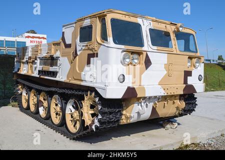 KAMENSK-SCHACHTINSKY, RUSSLAND - 04. OKTOBER 2021: Sowjetischer Artillerietraktor ATS-59g Nahaufnahme. Patriot Park Stockfoto