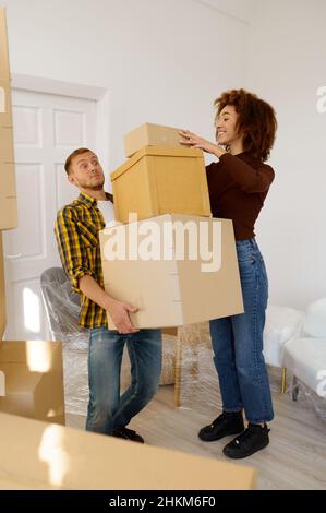 Frau und Mann ziehen in ein neues Haus Stockfoto