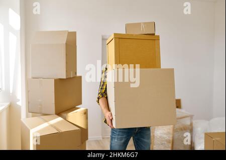 Mann, der viele Pappkartons im Stapel trägt Stockfoto