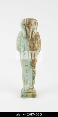 Kunst inspiriert von Shabti von Khebit, ägyptisch, Dynastie 25, 747-656 v. Chr., Dynastie 26 (Saite), 664-525 v. Chr., späte Periode, 664-332 v. Chr., 747-525 v. Chr., Faience, Ägypten, Afrika, Skulptur, Höhe: 6 3/8 Zoll (16,2 cm, Classic Works modernisiert von Artotop mit einem Schuss Moderne. Formen, Farbe und Wert, auffällige visuelle Wirkung auf Kunst. Emotionen durch Freiheit von Kunstwerken auf zeitgemäße Weise. Eine zeitlose Botschaft, die eine wild kreative neue Richtung verfolgt. Künstler, die sich dem digitalen Medium zuwenden und die Artotop NFT erschaffen Stockfoto