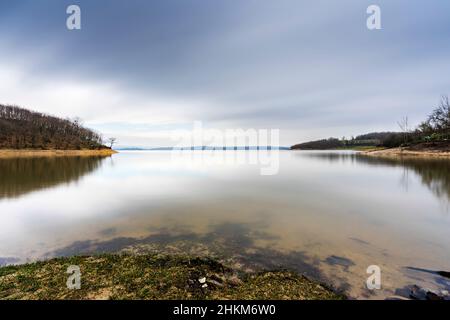 Ein ruhiger Blick auf den See im Herbst. Stockfoto
