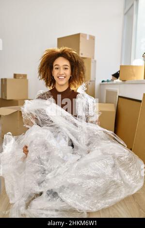 Frau verpackt in Verpackung Blase Klebeband Porträt Stockfoto