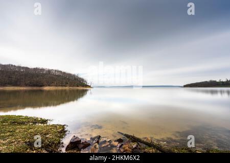 Wunderschöner Blick auf den Omerli Dam See in Istanbul. Der Omerli-Stausee (türkisch Ömerli Barajı) ist ein Staudamm in der Provinz Istanbul. Stockfoto