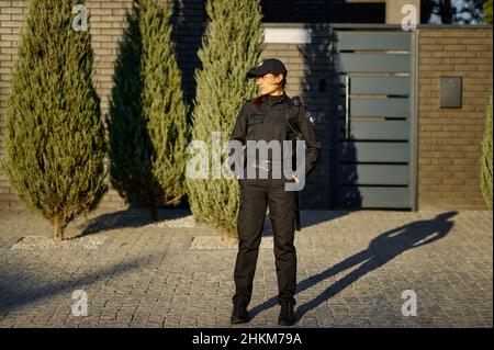 Frau Polizeibeamtin auf Straße Porträt in voller Länge Stockfoto