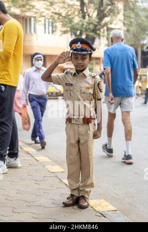 Junge in Polizeiuniformen sind gekommen, um den Tag der Republik im Shivaji Park Mumbai zu feiern Stockfoto