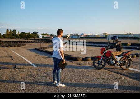 Schüler fährt um die Kegel, Motorradschule Stockfoto