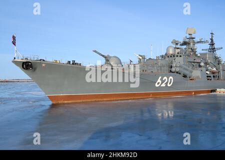 KRONSHTADT, RUSSLAND - 18. JANUAR 2022: Der Bug des Zerstörers 'Bespokoyny' aus der Nähe an einem sonnigen Januartag. Patriot Park Stockfoto