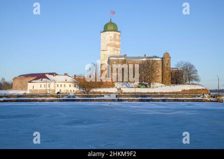 Blick auf das Schloss Vyborg an einem sonnigen Januartag. Leningrad, Russland Stockfoto