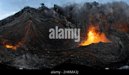 Apokalypse, Vulkanausbruch. Lava-Magma fließt durch den Vulkan-Mund. Freisetzung von Asche und Schwefel in die Atmosphäre, großer Vulkanausbruch ein globaler Stockfoto