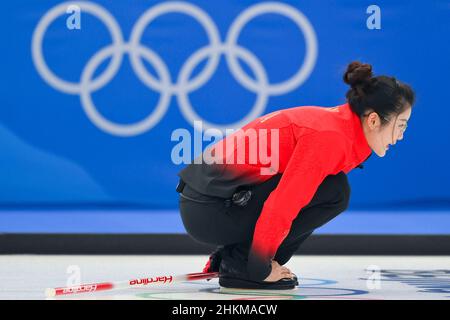 Peking, China. 5th. Februar 2022. Fan Suyuan aus China tritt während des Curling-Mixed-Double-Round-Robin-Events der Olympischen Winterspiele 2022 in Peking zwischen China und den Vereinigten Staaten im National Aquatics Center in Peking, der Hauptstadt von China, am 5. Februar 2022 an. Kredit: Xue Yuge/Xinhua/Alamy Live Nachrichten Stockfoto
