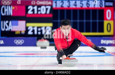 Peking, China. 5th. Februar 2022. Ling Zhi aus China tritt während des Curling-Mixed-Double-Round-Robin-Events der Olympischen Winterspiele 2022 in Peking zwischen China und den Vereinigten Staaten im National Aquatics Center in Peking, der Hauptstadt von China, am 5. Februar 2022 an. Quelle: Zhou Mi/Xinhua/Alamy Live News Stockfoto