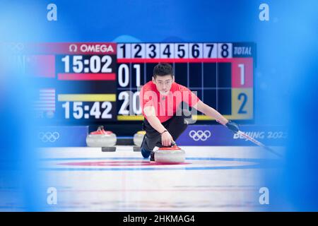 Peking, China. 5th. Februar 2022. Ling Zhi aus China tritt während des Curling-Mixed-Double-Round-Robin-Events der Olympischen Winterspiele 2022 in Peking zwischen China und den Vereinigten Staaten im National Aquatics Center in Peking, der Hauptstadt von China, am 5. Februar 2022 an. Quelle: Zhou Mi/Xinhua/Alamy Live News Stockfoto