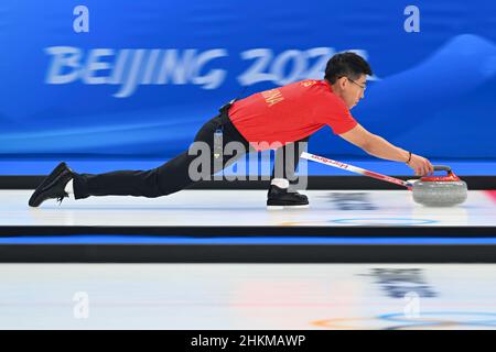Peking, China. 5th. Februar 2022. Ling Zhi aus China tritt während des Curling-Mixed-Double-Round-Robin-Events der Olympischen Winterspiele 2022 in Peking zwischen China und den Vereinigten Staaten im National Aquatics Center in Peking, der Hauptstadt von China, am 5. Februar 2022 an. Kredit: Xue Yuge/Xinhua/Alamy Live Nachrichten Stockfoto