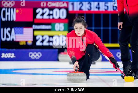 Peking, China. 5th. Februar 2022. Fan Suyuan aus China tritt während des Curling-Mixed-Double-Round-Robin-Events der Olympischen Winterspiele 2022 in Peking zwischen China und den Vereinigten Staaten im National Aquatics Center in Peking, der Hauptstadt von China, am 5. Februar 2022 an. Quelle: Zhou Mi/Xinhua/Alamy Live News Stockfoto