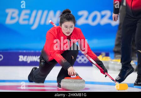 Peking, China. 5th. Februar 2022. Fan Suyuan aus China tritt während des Curling-Mixed-Double-Round-Robin-Events der Olympischen Winterspiele 2022 in Peking zwischen China und den Vereinigten Staaten im National Aquatics Center in Peking, der Hauptstadt von China, am 5. Februar 2022 an. Quelle: Zhou Mi/Xinhua/Alamy Live News Stockfoto