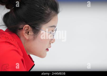 Peking, China. 5th. Februar 2022. Fan Suyuan aus China tritt während des Curling-Mixed-Double-Round-Robin-Events der Olympischen Winterspiele 2022 in Peking zwischen China und den Vereinigten Staaten im National Aquatics Center in Peking, der Hauptstadt von China, am 5. Februar 2022 an. Quelle: Zhou Mi/Xinhua/Alamy Live News Stockfoto