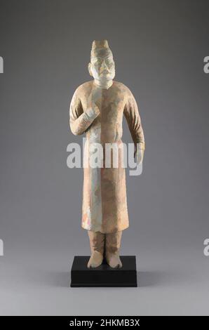 Kunst inspiriert durch stehende Figur eines Pferdehalts, Chinesisch, Nördliche Wei-Dynastie, 386-534, Anfang 6th Jahrhundert, Steingut mit bemalter Dekoration, hergestellt in China, Asien, Keramik, Skulptur, 20 1/4 x 6 3/4 x 4 Zoll (51,4 x 17,1 x 10,2 cm, Classic Works modernisiert von Artotop mit einem Schuss Modernität. Formen, Farbe und Wert, auffällige visuelle Wirkung auf Kunst. Emotionen durch Freiheit von Kunstwerken auf zeitgemäße Weise. Eine zeitlose Botschaft, die eine wild kreative neue Richtung verfolgt. Künstler, die sich dem digitalen Medium zuwenden und die Artotop NFT erschaffen Stockfoto