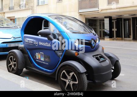 PARIS, FRANKREICH - 12. MAI 2015: Der Renault Twizy ist ein batteriebetriebenes Stadtauto mit 2 Sitzplätzen, das von Renault auf einer Pariser Straße entwickelt und vermarktet wird. Stockfoto