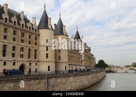 PARIS, FRANKREICH - 13. MAI 2015: Es ist Conciergerie - ehemaliger königlicher Palast und Gefängnis, ist jetzt Teil des Komplexes des Justizpalastes. Stockfoto